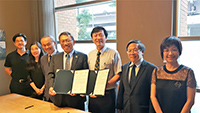 Professor Rocky Tuan (middle), Vice-Chancellor signs a collaboration agreement with NTU